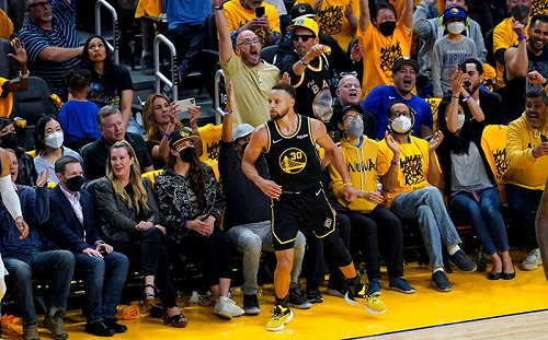 (影)柯瑞完美三分命中！現場跳起熱舞