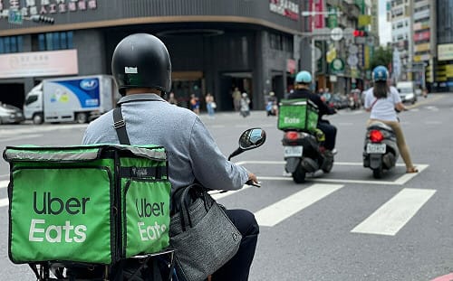 Uber Eats擬調高抽成2.5個百分點 外送工會怒批：拿專法當漲價藉口