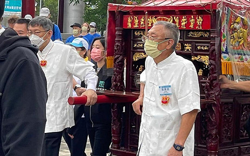 學姐「寄生市府」陪市長「抬轎」他諷「改變成真，持續發生」