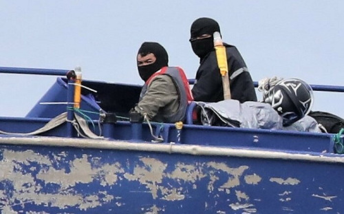 解放軍入侵？中國快艇蒙面、加掛舷外機闖馬祖海域 海巡署澄清：應是漁民