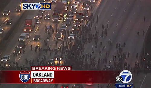 抗議美警槍殺非裔  奧克蘭群眾佔領高速公路