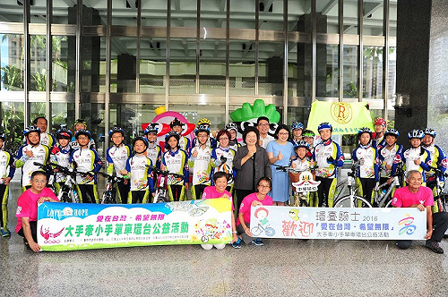 單車環台破風做公益 陳菊獻上祝福