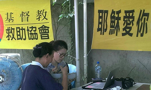 見焦黑遺體崩潰 民團伴陸客家屬認屍