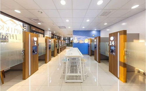 不用人擠人！超商首創「高隱私」個人化包廂  插座、WiFi通通有