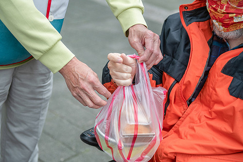 不畏疫情險峻 新北林口區里長親送餐陪就醫領關懷包