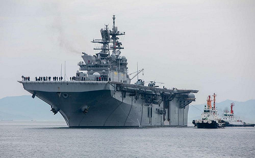美軍「閃電航母」LHA-7最新近照 暫靠泊岩國待命FOIP