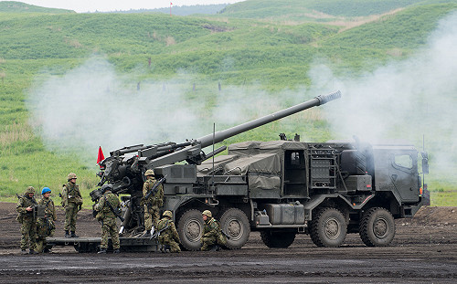 首度曝光！日本陸自新接裝「19式155公厘輪型自走砲」火演