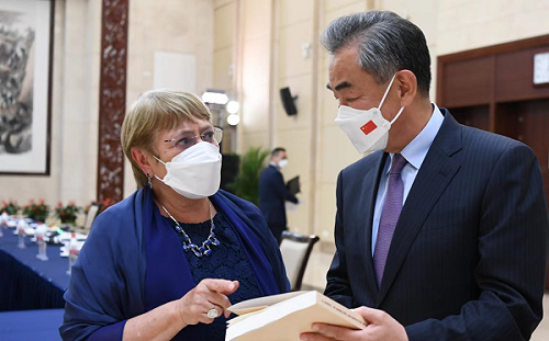 聯合國人權高專新疆行前  王毅贈習近平談「人權」專書 挨轟配合中共演出