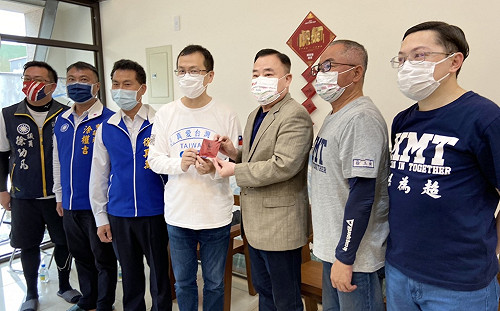 邱奕勝親訪關懷中心辦公室 羅智強：議長一直都很支持我