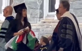 布林肯尷尬了! 喬治城畢業典禮 美女大生拒絕與他握手 還揮舞巴勒斯坦國旗