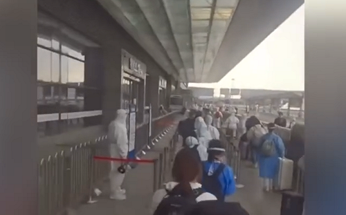 打著石膏也要逃！外地打工人趁解封逃離上海 衝上熱搜榜