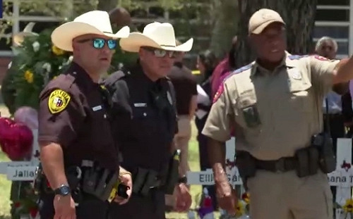 聽到第一聲槍響後 警方「慫了」40分鐘! 德州校園槍擊案監視器畫面曝光