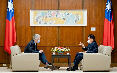 吳釗燮接受英媒專訪：台灣民主是對抗中國最重要資產