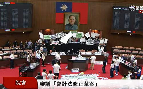 藍委丟杯水孫中山遺像被砸 國務機要費除罪化混亂中三讀