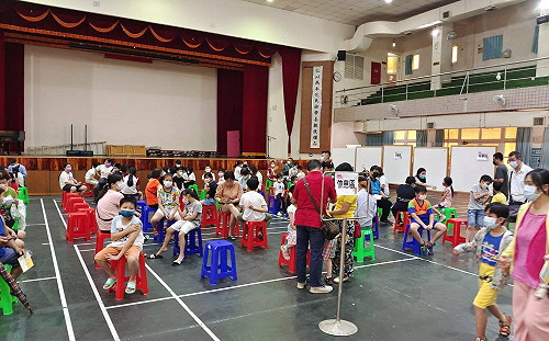 屏縣新增2127確診個案 輝瑞兒童疫苗首日3校開打