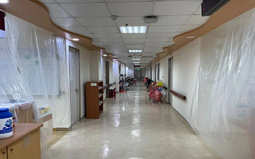 塑膠布「保護」護理站？專責病房禁開冷氣病患熱到只穿尿布 院方這麼說…