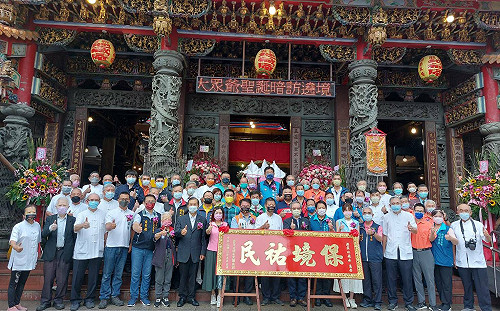 新北新莊文武大眾爺聖誕千秋 秘書長林祐賢參拜贈匾