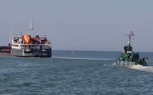 公然運送搶來的烏克蘭金屬? 俄控制馬里烏波爾港 軍艦護送首艘貨船駛出