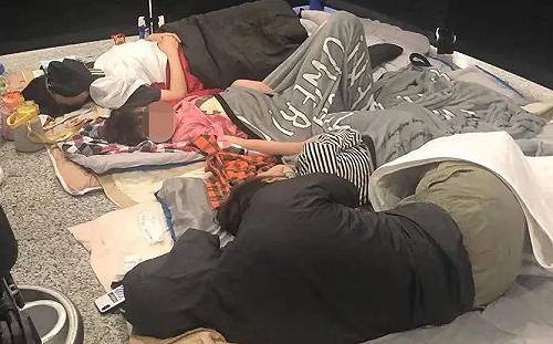 上海版「航站情緣」？封控期間他露宿機場66天沒洗澡 結交逾百外國朋友