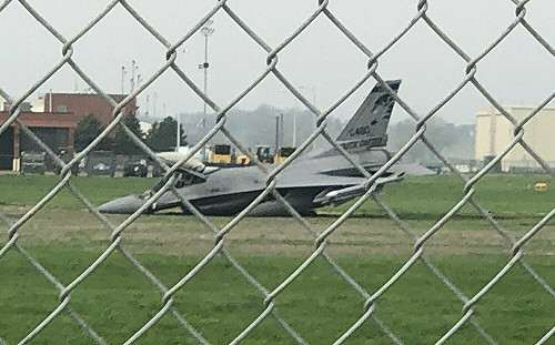 美F-16戰機20天內「吃土」兩次 專家 : 起落架問題已存在逾20年