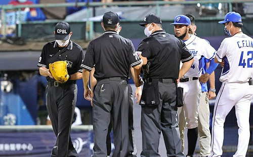 終於抓到外部物質　中職裁判進步了