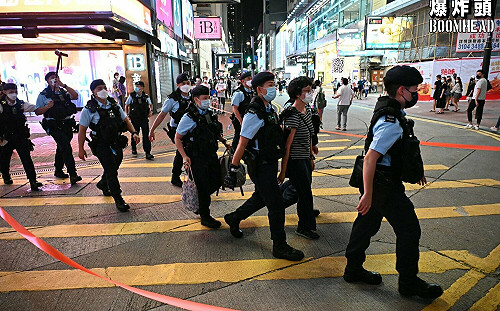 六四33周年》香港維園提前一天圍封 行為藝術家遭港警架走