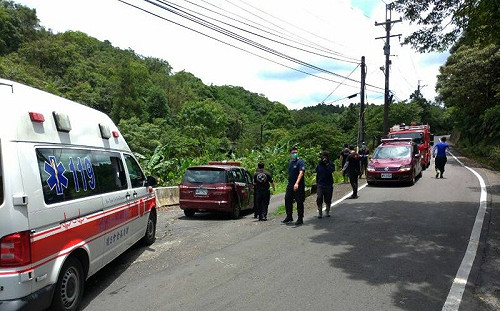 雙溪虎豹潭民眾滑落邊坡　警消救援