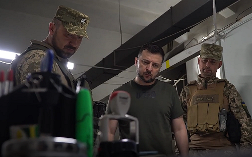 深入最前線！ 澤連斯基視察烏東頓巴斯 「帶了神祕物品給士兵」