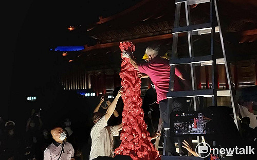 六四藝術展品恥辱柱遭潑漆 19歲男遭逮稱經濟受疫情影響洩憤