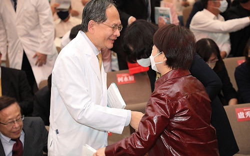 台中榮總蠟燭兩頭燒？傳陳適安批市府殘忍  盧秀燕：他不會說這種話