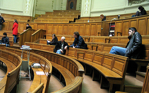 英國調查：疫情下大學生出席率顯著降低