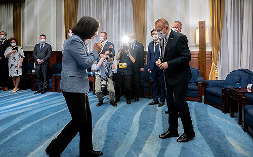 斯洛伐克來台議員確診 府：蔡英文健康目前良好