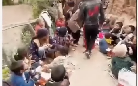 脫貧全是假？中國四川農村喜宴 賓客坐泥地喝酸菜湯影片被下架