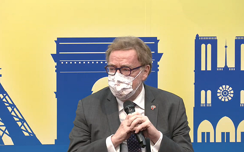 兩度在立院議場前拍照比「倒讚」 艾伯雷下午道歉：無惡意