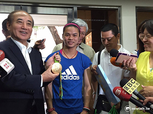 許淑淨立院拜會王金平 王：金牌借看一下