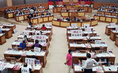 新北議會藍綠甲動拚恩恩案  國民黨團呼籲：停止劣質政治操作