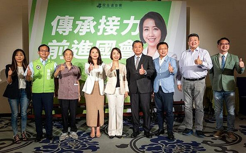 不甩鄭宏輝 李妍慧棄選議員挑戰立委  其位交棒林智堅子弟兵