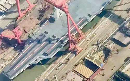 誰叫你要偷看？解放軍003航母工棚上「作文」 3句95字搞思想教育