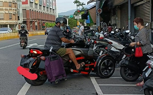 阿伯重機載嬤買菜！網一看價錢跪了