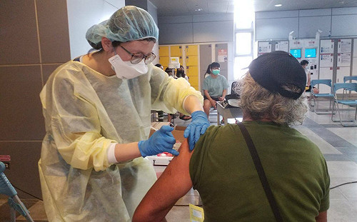 屏縣新增1519例  榮家長輩施打第4劑疫苗