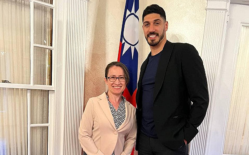 最萌身高差！蕭美琴合照坎特•自由 網：一樣的勇氣