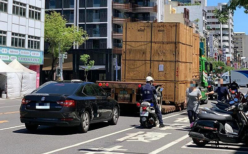 警察一路護送！高雄巨型木箱網熱議