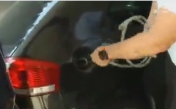 讓人長知識了！ 油價高漲 希臘電視台竟教民眾如何刺破油箱偷汽油