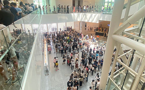 地獄展第二日人潮又爆滿！南美館下午再度停止售票 設置人流管制