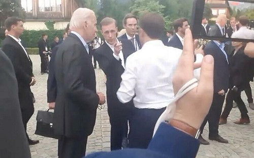 小心旁邊有耳朵! 媒體在拍攝 馬克宏正跟拜登說「壞消息」 助理當場提醒打斷