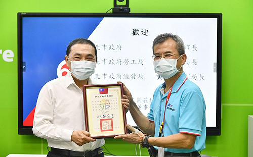 新北市長侯友宜訪友善企業圓展科技 推崇把員工當自家人照顧