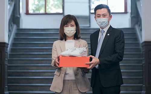 林智堅贈鞋祝福！沈慧虹今卸職  不捨暫別同仁：走出去是為了再回來