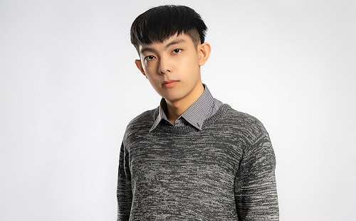 爆哥到韓國了！首次直播露面高歌《咖哩爆飯》