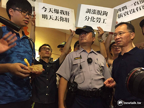 勞團送「肝」給工總  抗議資方綁架工資審議