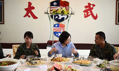 蔡英文首訪金門：盼軍隊創新 但別成文書作業